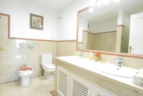 Apartment Casares Playa bathroom
            